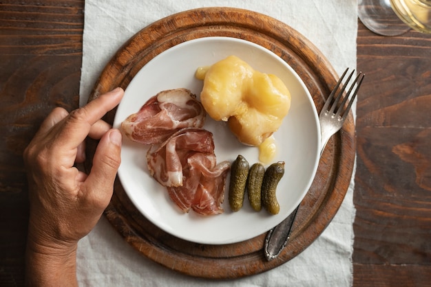 How Long to Cook a <a href=https://www.tgkadee.com/Healthy-Meals/Ham-Cooking-Times-The-Ultimate-Guide-to-Perfectly-Cooked-Ham.html target=_blank class=infotextkey>cured ham</a>: A Guide to Perfect Results