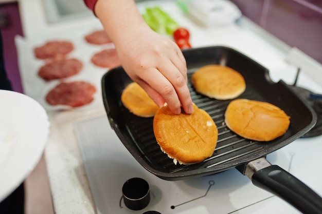 Oven-Baked Hamburger Perfection: Juicy, Flavorful Results