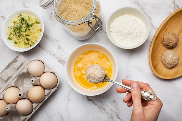 Easy Peeling Eggs: Foolproof Tips for <a href=https://www.tgkadee.com/Recipes/How-Long-to-Boil-Eggs-for-the-Perfect-Texture.html target=_blank class=infotextkey>perfect boiled egg</a>s