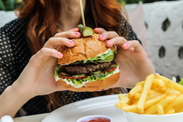 The Perfect Hamburger Cook Time: How Long to Grill, Pan-Fry, or Bake