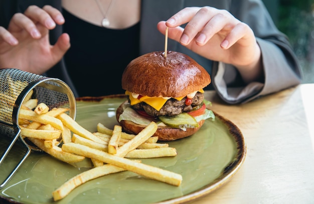 The Perfect Hamburger Cook Time: How Long to Grill, Pan-Fry, or Bake