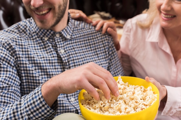 How to Make <a href=https://www.tgkadee.com/Cooking-Tips/Stovetop-Popcorn-Perfection-The-Ultimate-Guide.html target=_blank class=infotextkey>perfect popcorn</a> on the Stovetop (No Microwave Needed!)